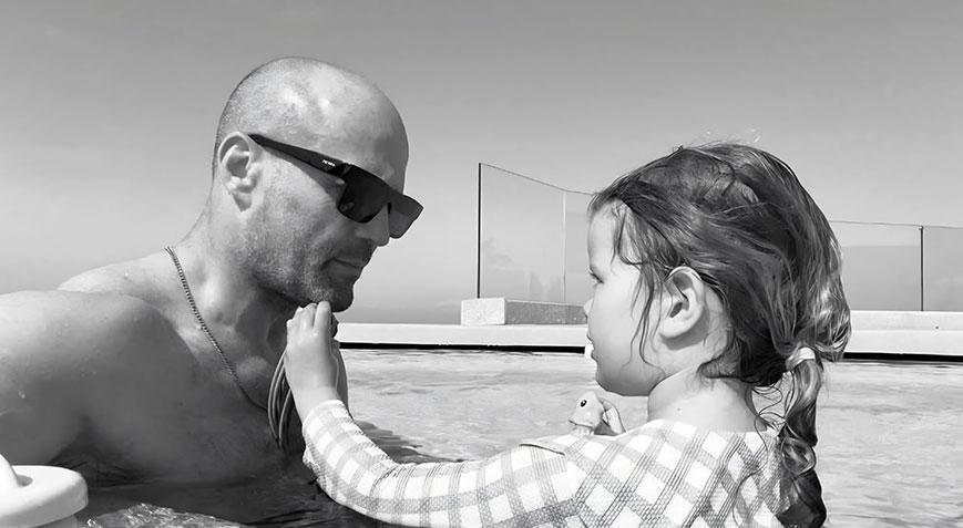 Jason Statham Antalya’da sonsuzluk havuzunda poz verdi!